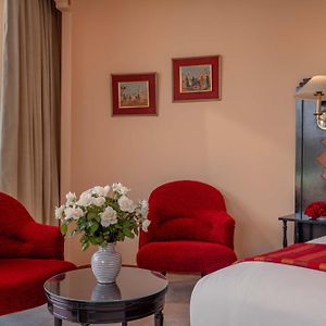 Zimmer mit Kingsize-Bett und mit Schwimmbadblick